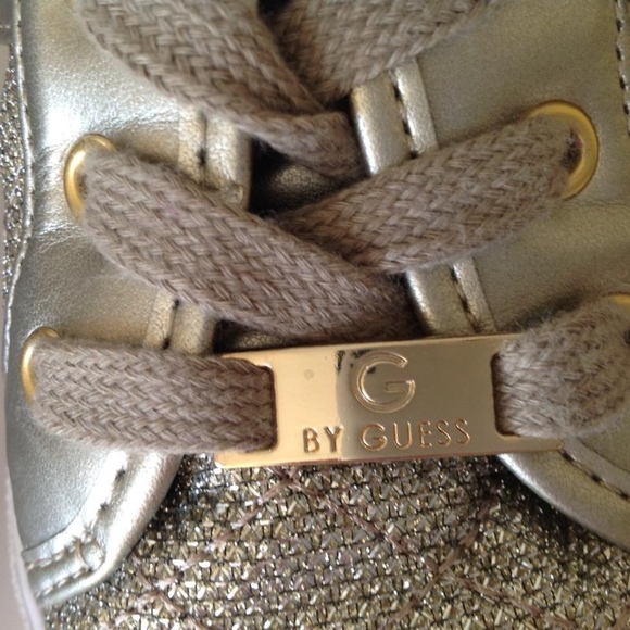 💲SALE💲 Host Pick!!  Guess Gold Quilted Lace Up Backer Sneakers Sz 8.5 - Picture 5 of 8
